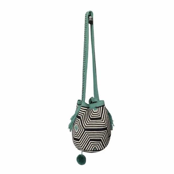 Emerald and Black Wayuu mochila bag geometric pattern green strap and tassels - Picture 4 of 8